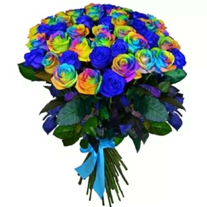 Фантазийный букет из радужных и синих роз.