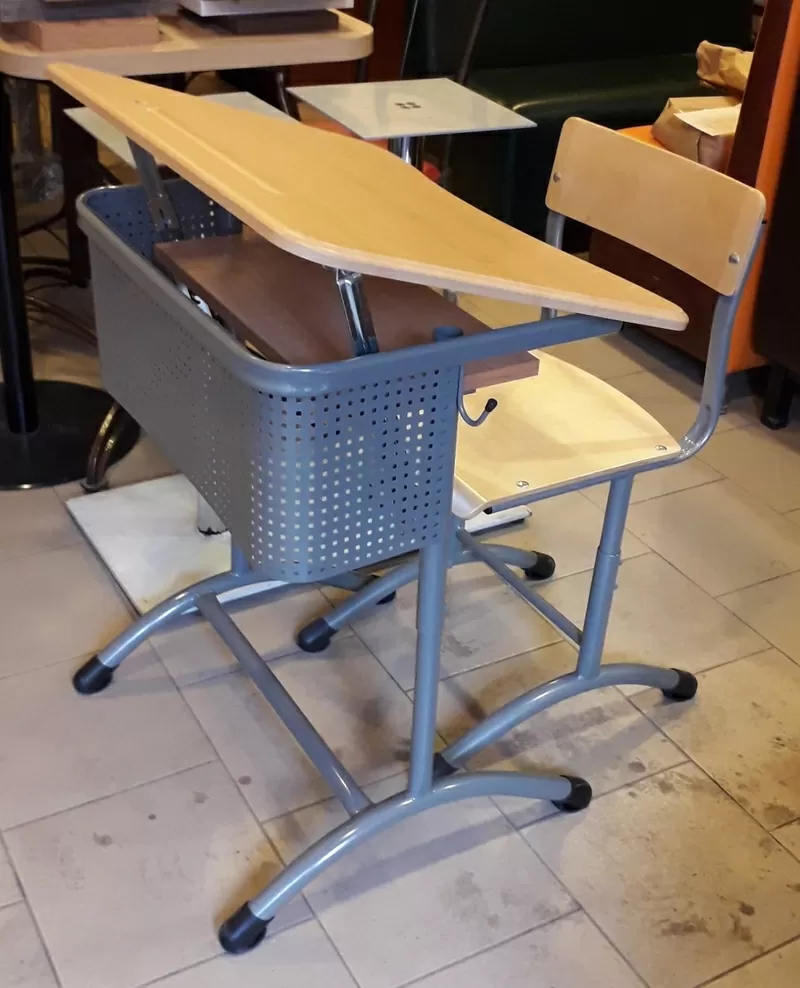 Школьная мебель: парты стулья