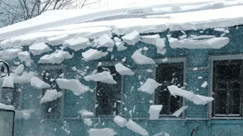 Взыскание ущерба при падении снега и льда с крыши в Санкт-Петербурге 